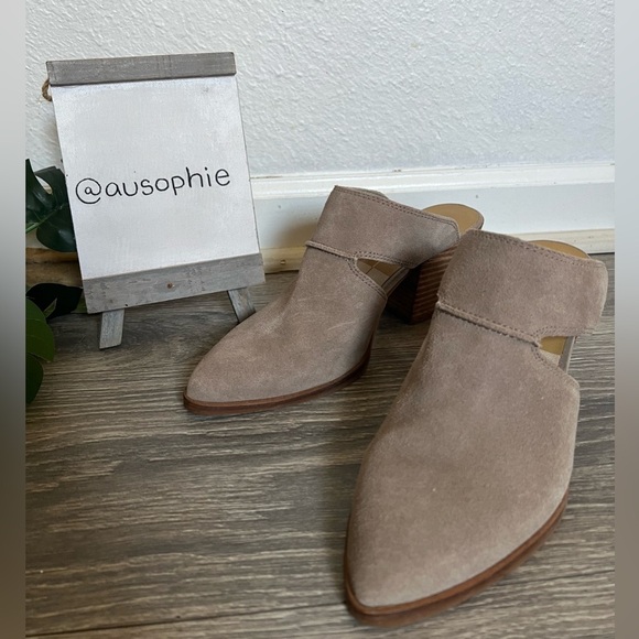 Dolce vita rogin suede cut out heeled mules in tan. Size 8 - Picture 2 of 9
